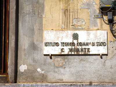 Dal 1928 al 1943 l�istituto venne dedicato ad Araldo di Crollalanza, per poi essere intitolato definitivamente al giurista Cesare Vivante nel secondo dopoguerra